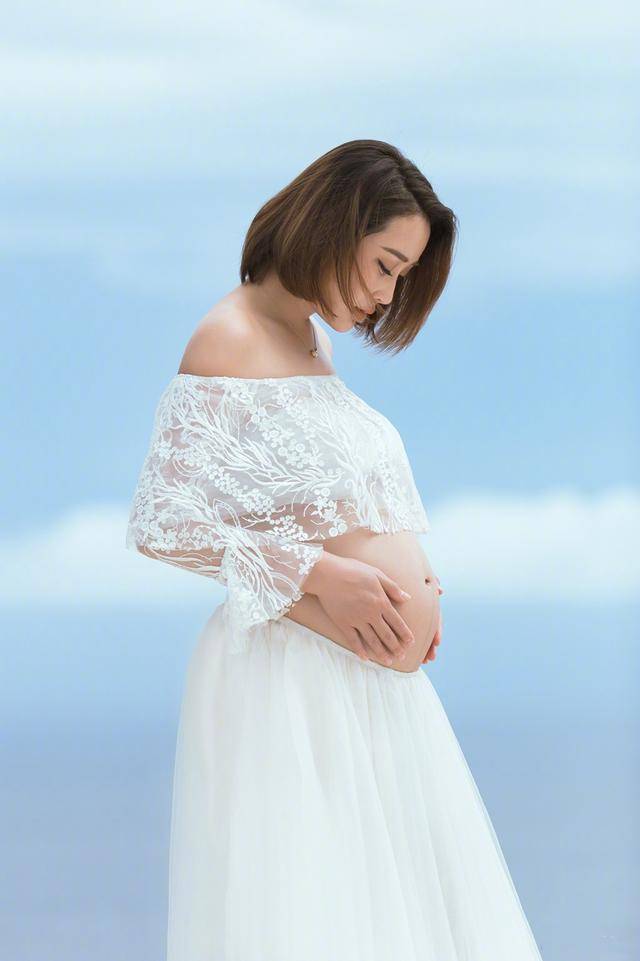 严屹宽结婚四周年调皮拍写真杜若溪挺孕肚自称变胖也幸福