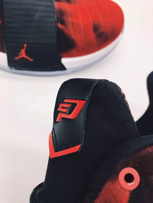 鞋舌出标志性的cp3 logo.