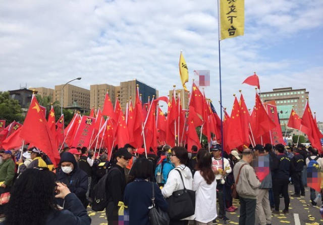 台统派携五星红旗赴蔡办纪念坠亡退将 与警方冲突