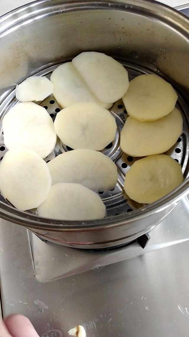 2,将切好的土豆片下蒸锅,开锅蒸10~15分钟左右,这样可以把土豆蒸透