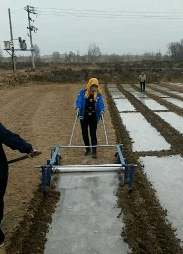 人力轻便型地膜覆盖机,机器轻便,一个人拉着就能轻松完成
