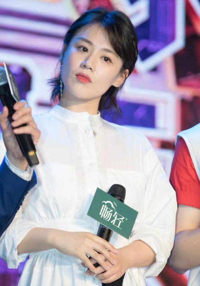 马思纯上综艺节目当女嘉宾 一身白裙亮相女人