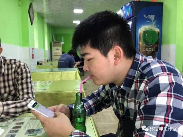 低头吃饭 玩手机