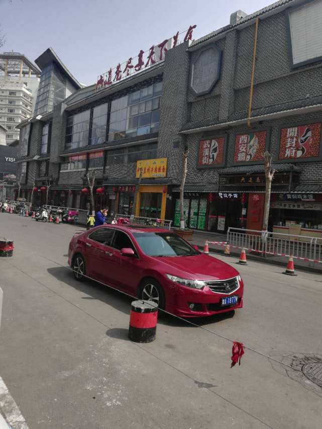 在郑州二七广场,这家美食城显得格外寂寞!