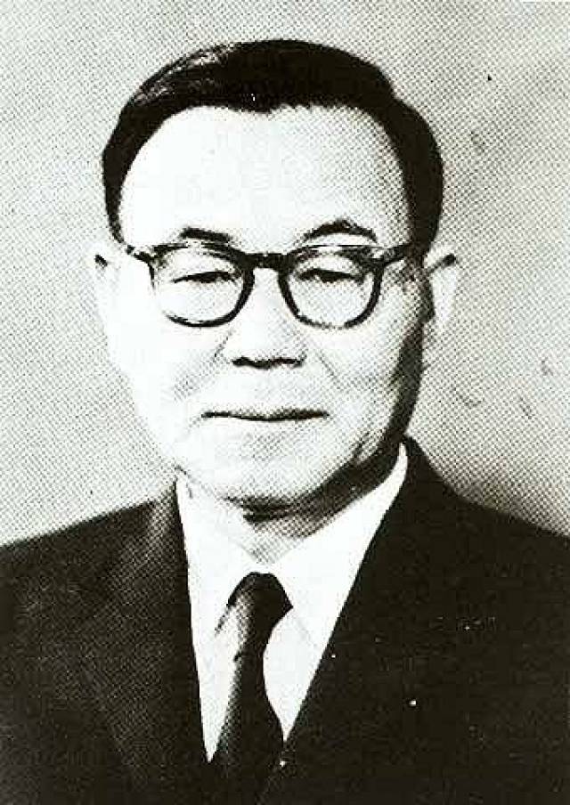 1960年,尹潽善成为第二任韩国总统,但他只不过是韩国政府过渡时期的"