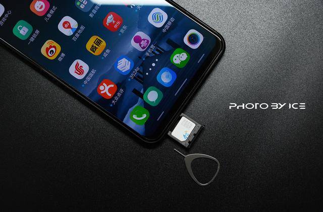 还有一个特别的设计,vivo x21将手机的sim卡槽放在了手机的底部左侧