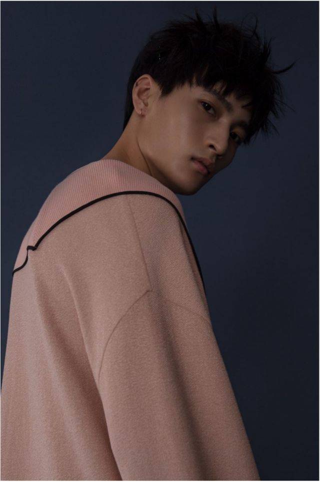 1998年出生的李雨峰本季是tom ford纽约时装周2018秋冬大秀闭场模特