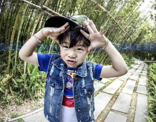 比如同为表演嘉宾的小蘑菇李梓琪.