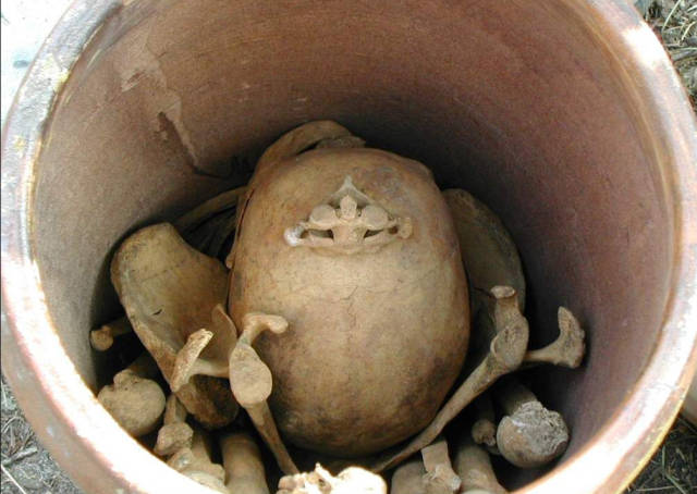 常见的捡骨葬要注意是: 给先人捡骨,亦称捡金,必须要拾捡齐全,摆放