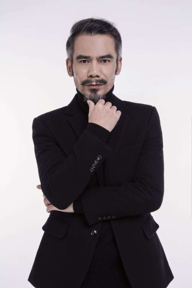 帅大叔任青安曝正装照片独特胡子造型强势圈粉