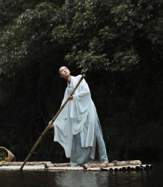 而且五官立体又精致,尤其是眉眼hin好看,现在连和尚都要看脸的啊?