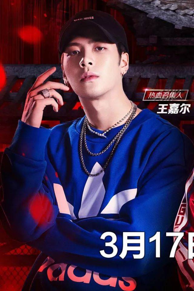 王嘉尔对于蓝色可以说情有独钟了,下面这两件蓝色运动服和 hoodie