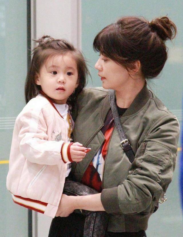 当37岁张柏芝遇上43岁贾静雯,美貌不分上下,但这点让人很遗憾!