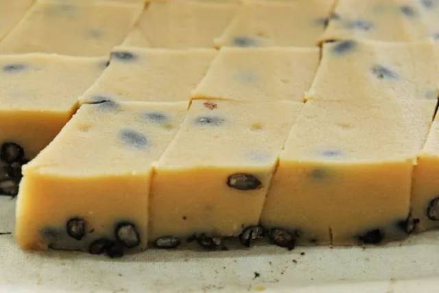 这家糖洋大胆创新,除了 最传统最受欢迎的红糖糖洋,还有白糖的,抹茶的