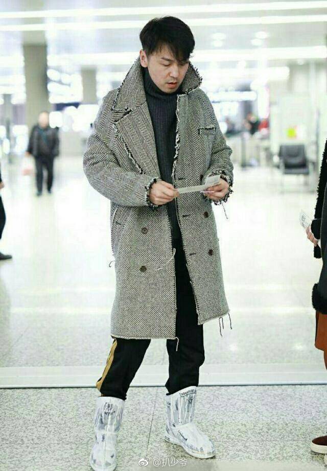 郭京飞以雷佳音的身份发表获奖感言"黄袜子我也穿了,米兰我也去了