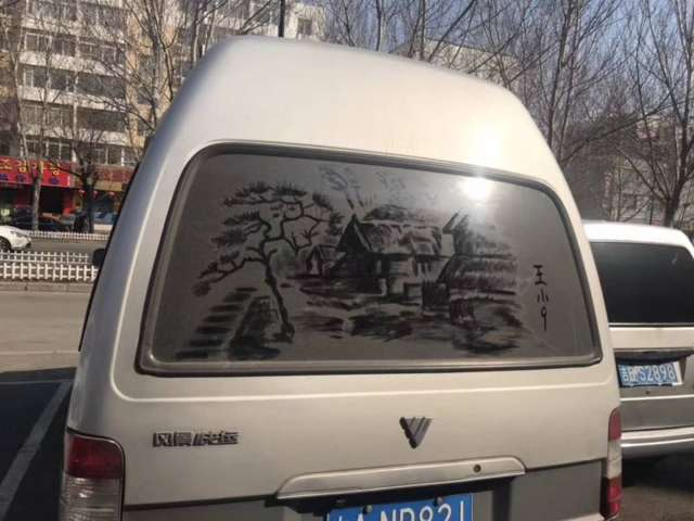 车窗玻璃有灰,他随手绘成一幅画!