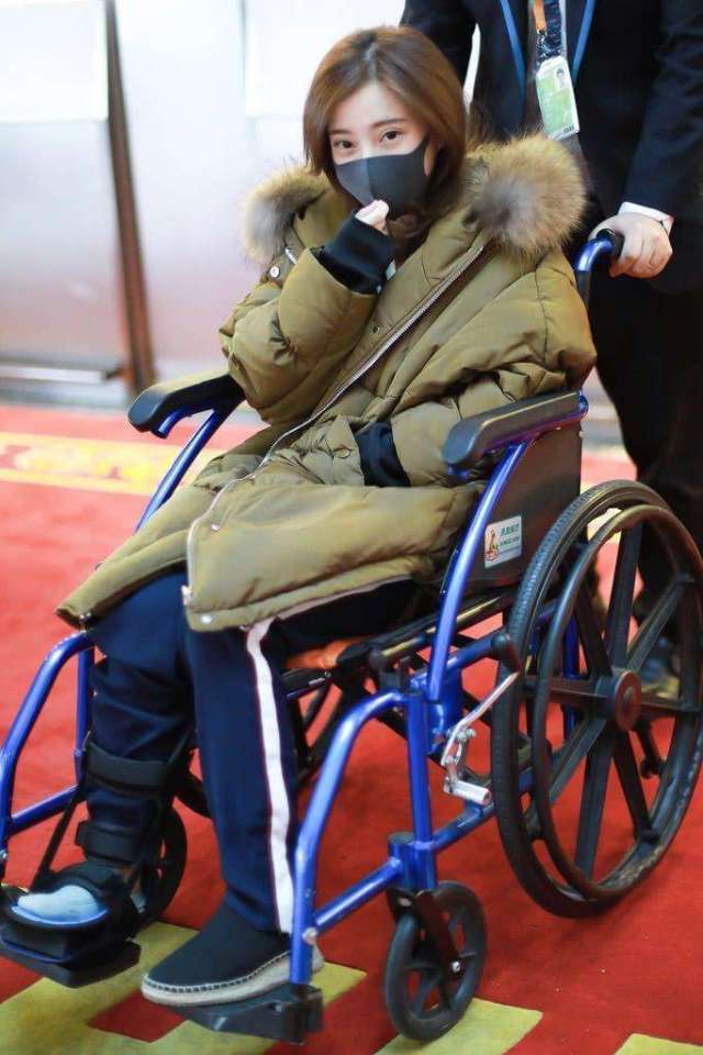 冯提莫只有1米5坐轮椅的冯提莫现身上海机场,上半身都不止一米