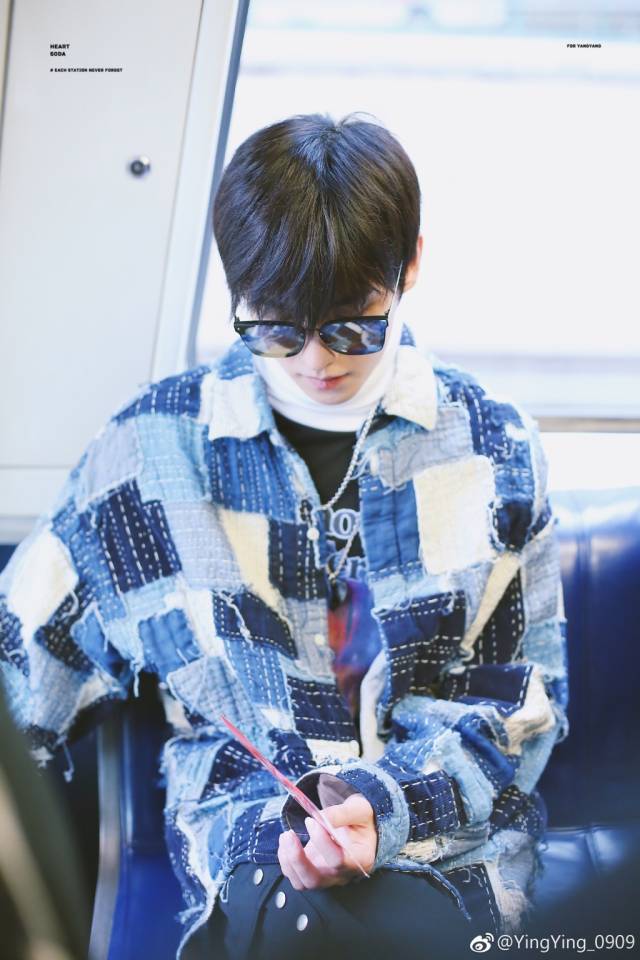 从一位前线毛拍摄的机场图我们惊喜发现,杨洋盯着手中的机票背面看了