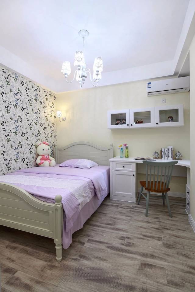 小女孩的房间,采用了白色的家具,米黄色的乳胶漆,白色蕾丝的吊灯,清新