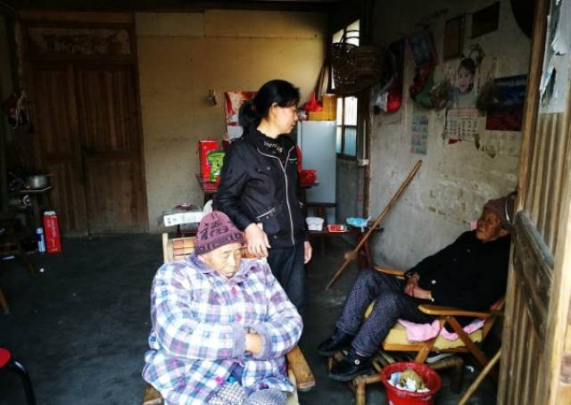 在村头的一栋农家别墅农家小院里,50岁的傅三平和50岁的老公朱永洪