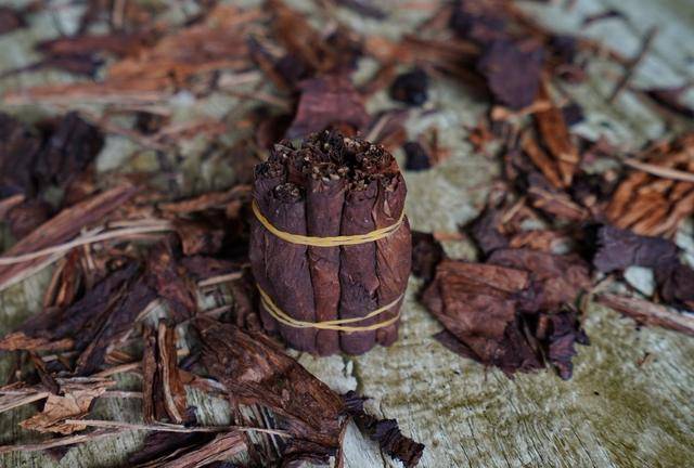 成都双流彭镇75岁老人一米三长烟杆引来众观,他却劝年轻人少吸烟