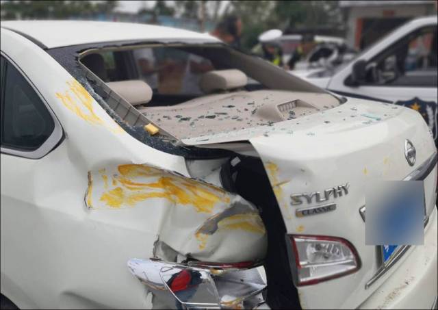 目前事故有待交警部门调查,事发路段也已经清理完毕,恢复正常.