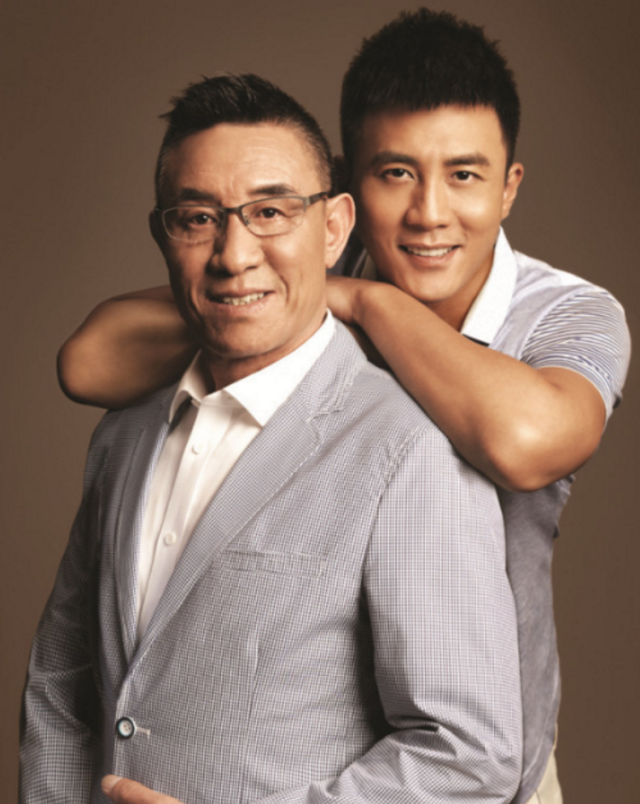 杜志国"三婚出轨门"后,儿子杜淳开工,胡子寸长面容憔悴