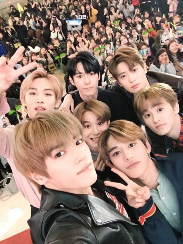 久違的公開簽名會 nct u和粉絲見面的時間很開心!