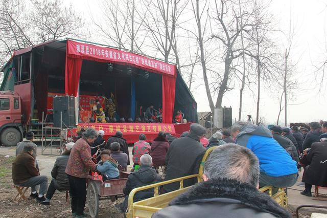 安徽农村唱大戏,这样热闹的场面很多年不见了,农民朋友很高兴