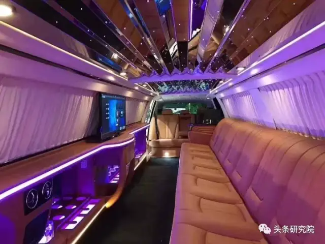 led灯可以跟随音乐自动变更 移动迷你酒吧在车里就可以开始开party啦