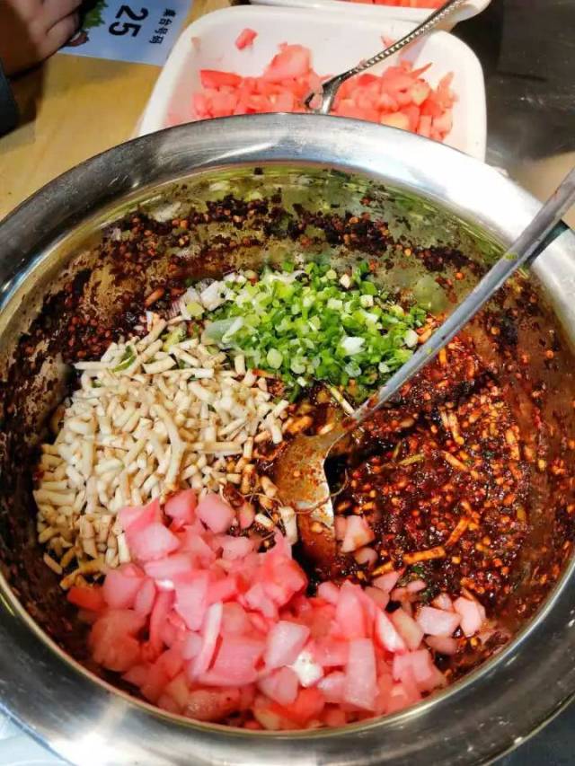 我觉得一碗剪刀卤的精髓就在辣椒水里面,辣椒不好吃那一碗剪刀卤感觉