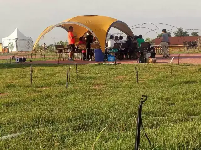 猎户座烧烤区场地含:桌子2张,椅子10把