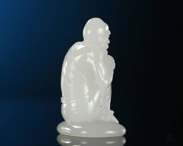 想听玉雕人物讲故事?请欣赏他们的背影吧.