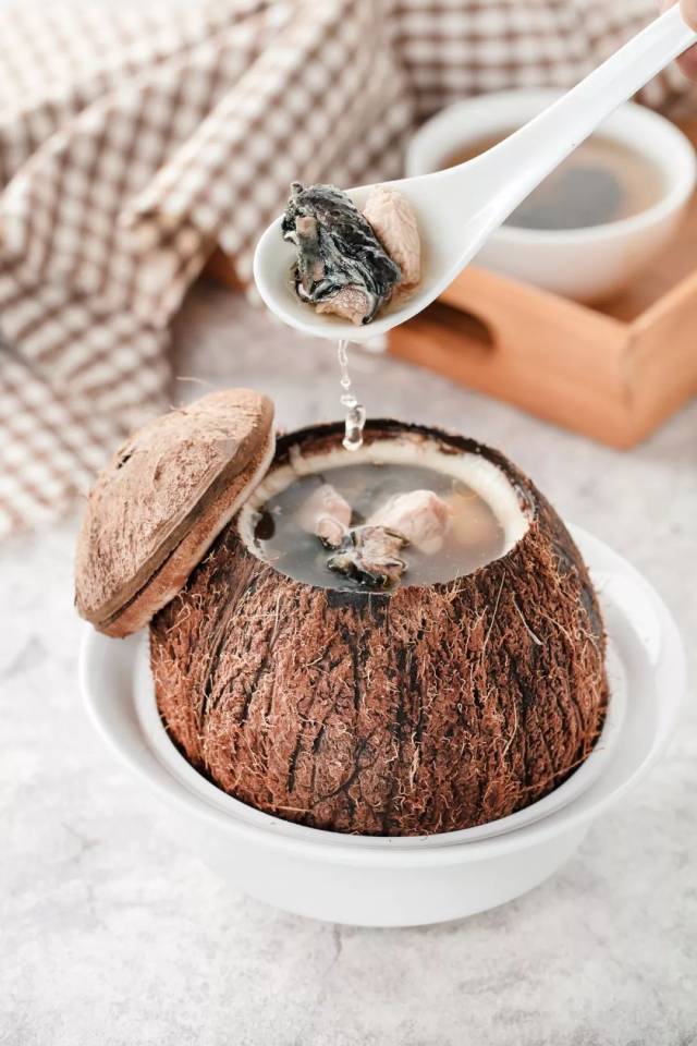 8元1盅!椰子喝完随你砸!