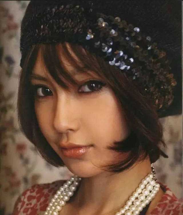 那就是刚从日本回国的angelababy,这一瞥一笑,不知道多少人被她迷的