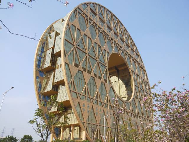 广州圆大厦当初由时尚之都的意大利建筑师设计,融入中国传统圆形翡翠