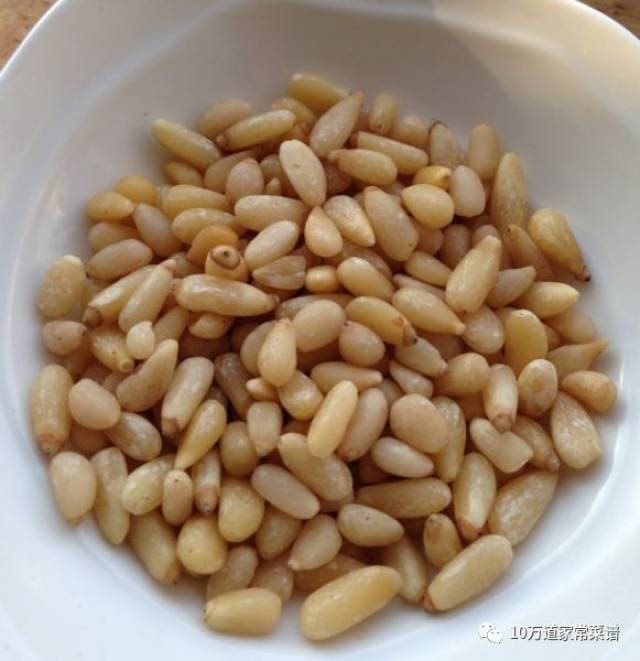 2,松子仁,入锅小火炒熟备用.