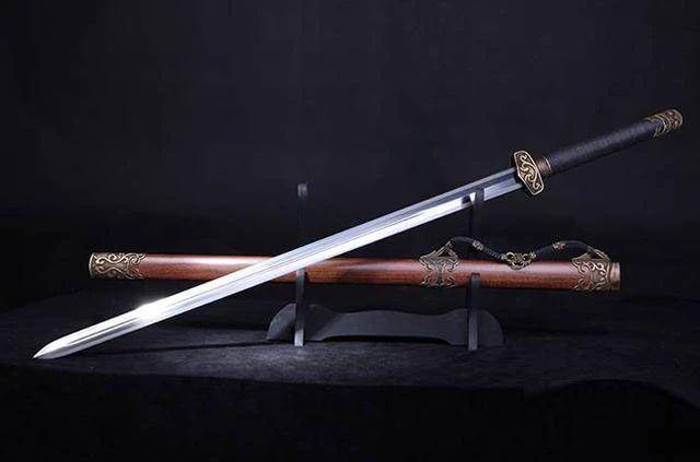 此款为劈地短剑,是当时《鸿门宴》剧照来龙泉特意定制的,经过深思所虑