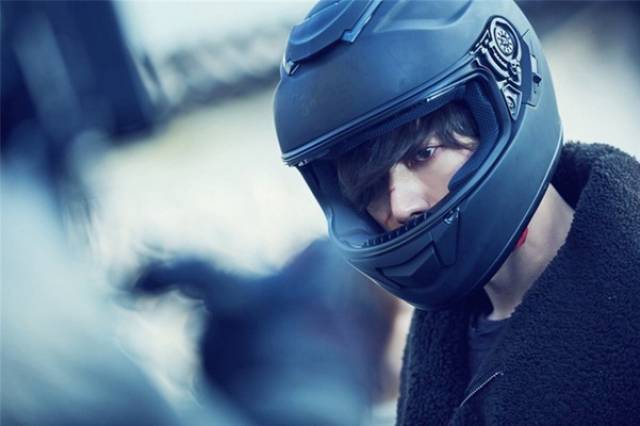 电视剧《四子》26日上午公开了主演朴海镇在剧中饰演的第二个人物"