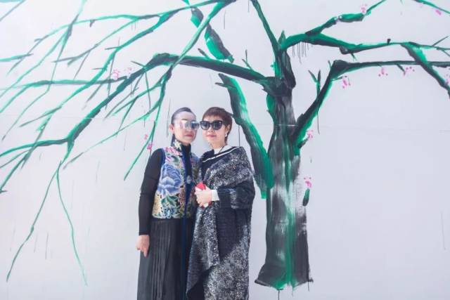 诺仕达集团创始人任怀灿先生在画布上按下自己的掌印