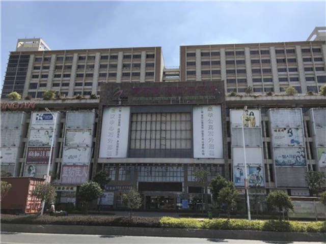 距离潮南区政府两公里的美莱顺国际内衣城,门庭冷清,兀自矗立在324