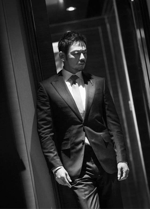 杨烁亮相两地活动现场人气爆棚造型获赞