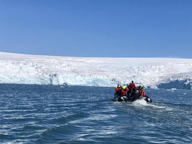 南极的时间是以万年记的,路过的一块冰一块石头,可能都是地球几万年