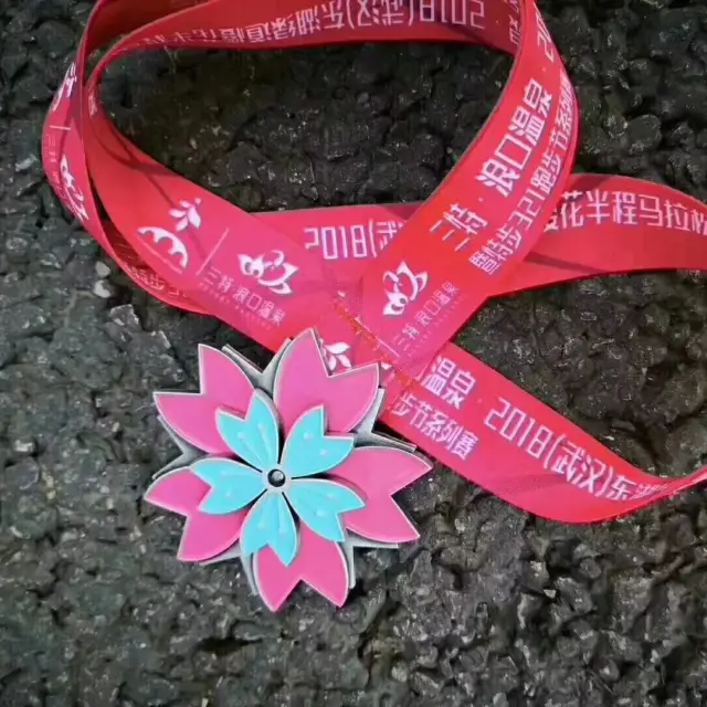 樱花半马,无锡马拉松的奖牌颜值也很在线哦!