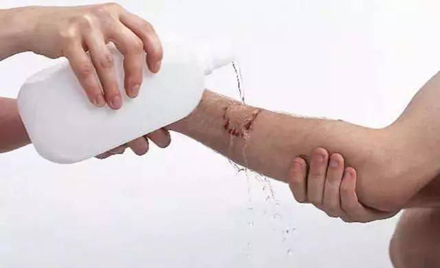 冲洗后用酒精消毒,然后用碘酒擦洗伤口.