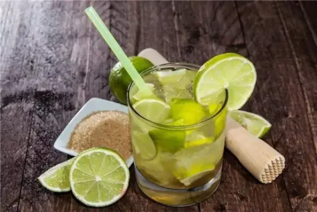 卡布琳娜由 甘蔗酒(cachaa) 青柠(不去皮),黄糖和冰调制而成 但也有用