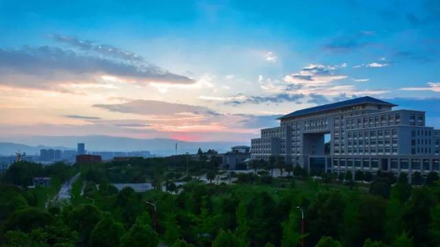 by 云南师范大学官微 ▽风景如画的昆明学院