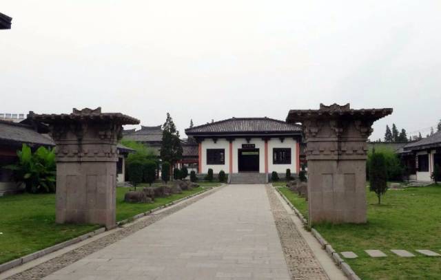 有封无表,平地起坟 墓门向东,墓周围绕以石刻栏杆 旁建木质六角"谈笑
