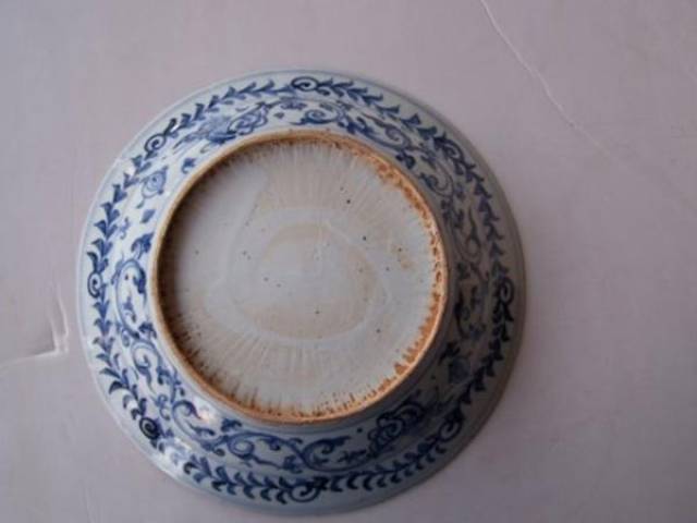 (16)泥鳅背圈足:由于对圈足有更高的要求,清代的圈足做好后仔细修理