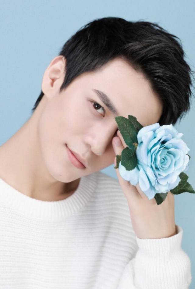 近日,汉森娱乐旗下演员张添景拍摄的一组春日时尚大片曝光.